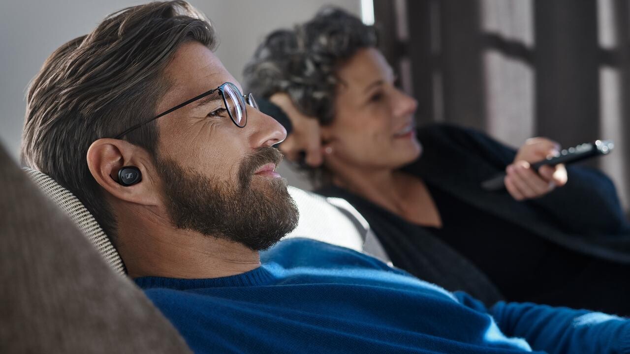 Sennheiser TV Clear: Kabellose In-Ears mit TV-Connector fürs Fernsehen