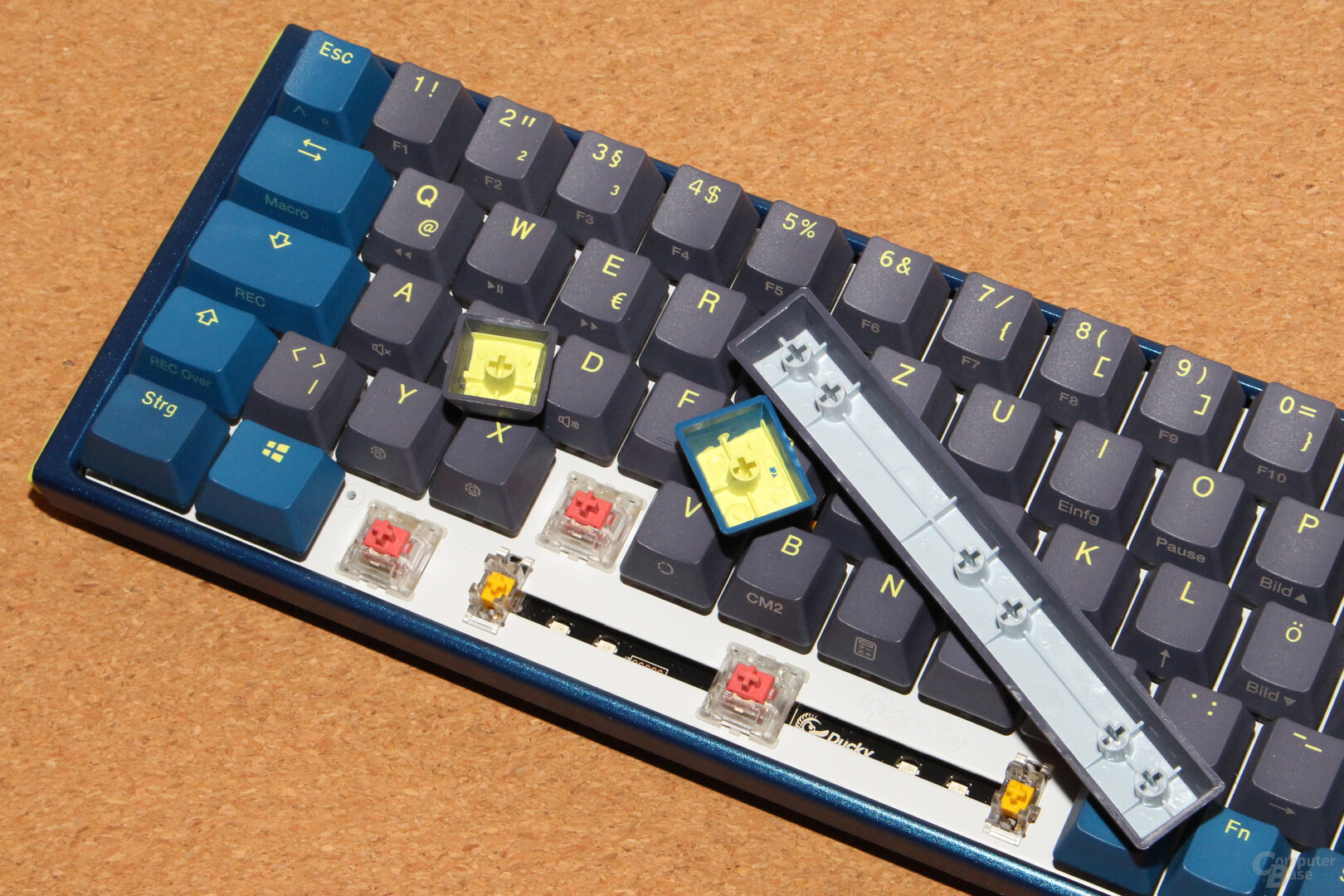 Blauer oder grauer über gelben Kunststoff: Es bleibt bei Double-Shot-Tastenkappen