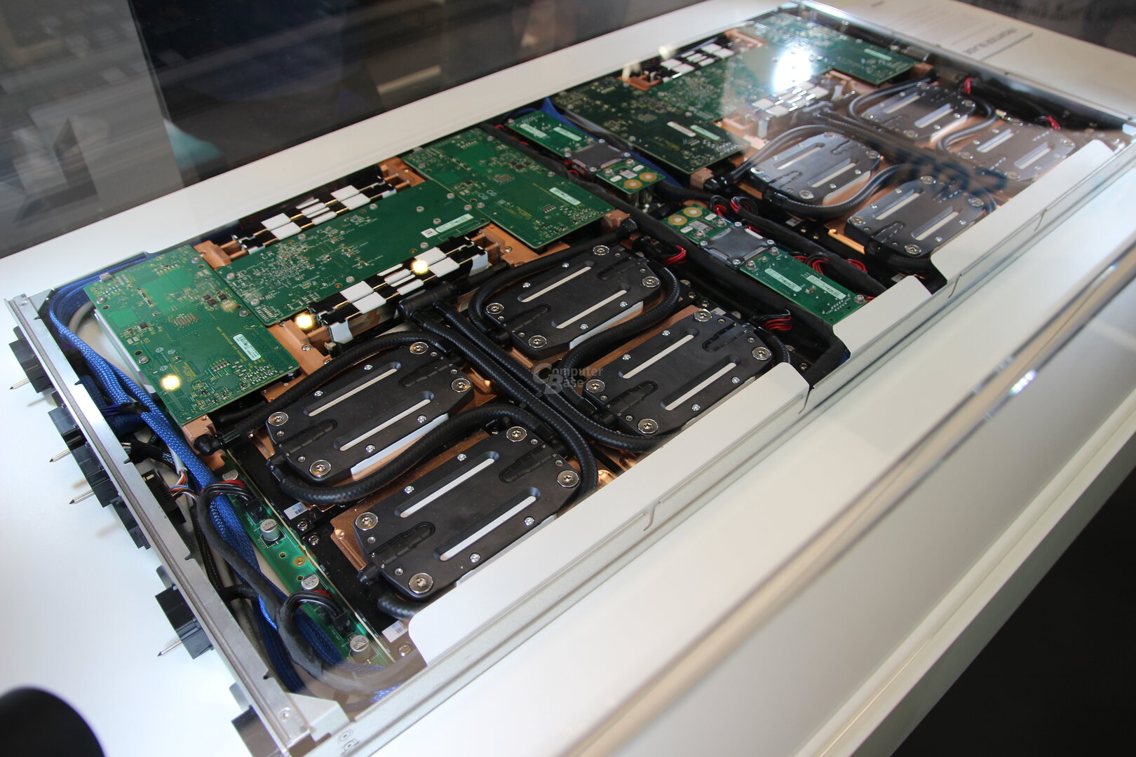 Ein Frontier-Blade mit zwei Nodes mit je einer CPU und vier GPUs