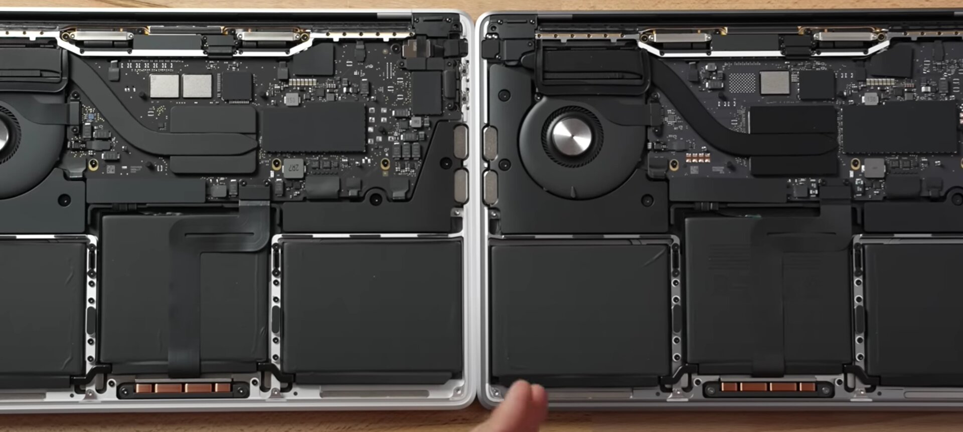 Links MacBook Pro 13 mit M1 und 2 NAND-Chips, rechts MacBook Pro 13 mit M2 und nur 1 NAND-Chip