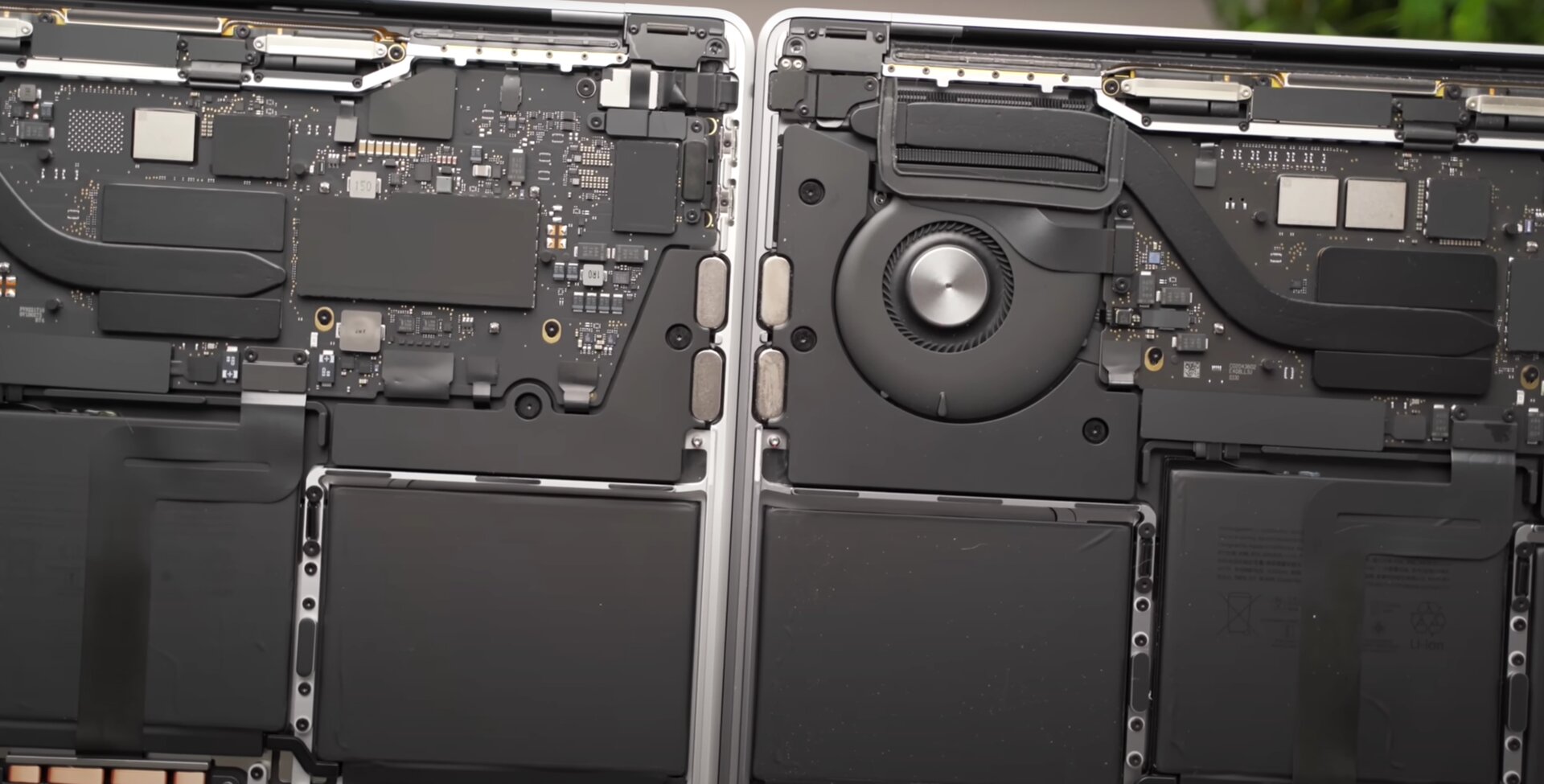 Rechts MacBook Pro 13 mit M1 und 2 NAND-Chips, links MacBook Pro 13 mit M2 und nur 1 NAND-Chip