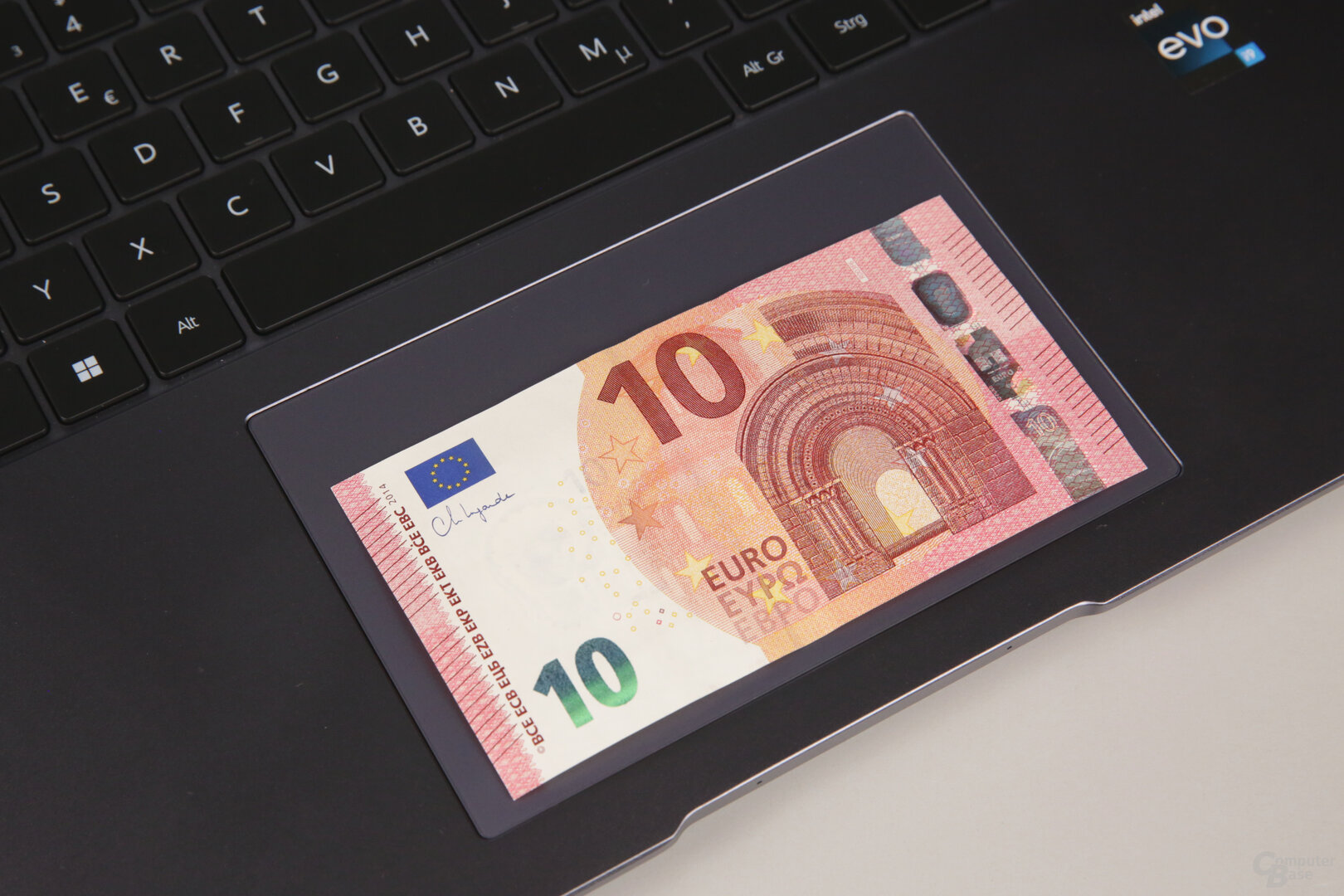 Touchpad im Größenvergleich mit 10-Euro-Schein