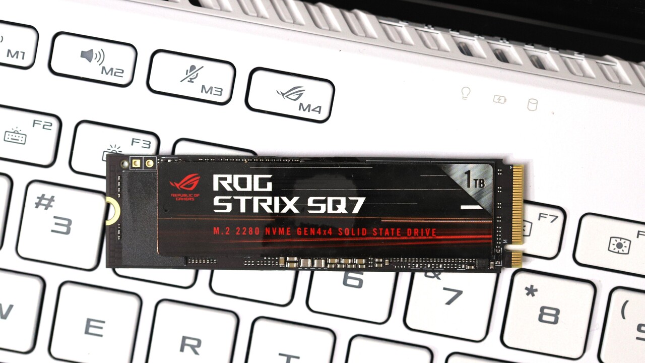 Asus ROG Strix SQ7 im Test: SSD-Comeback bietet fürs Geld zu wenig Argumente