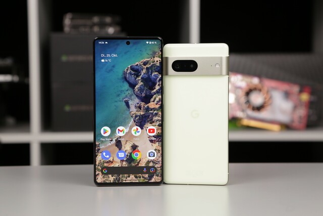 Pixel 7 Pro (l.) kommt mit 120-Hz-Display