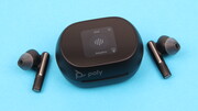 Poly Voyager Free 60+ im Test: HPs In-Ears mit Touchscreen-Ladecase, Dongle und Transmitter
