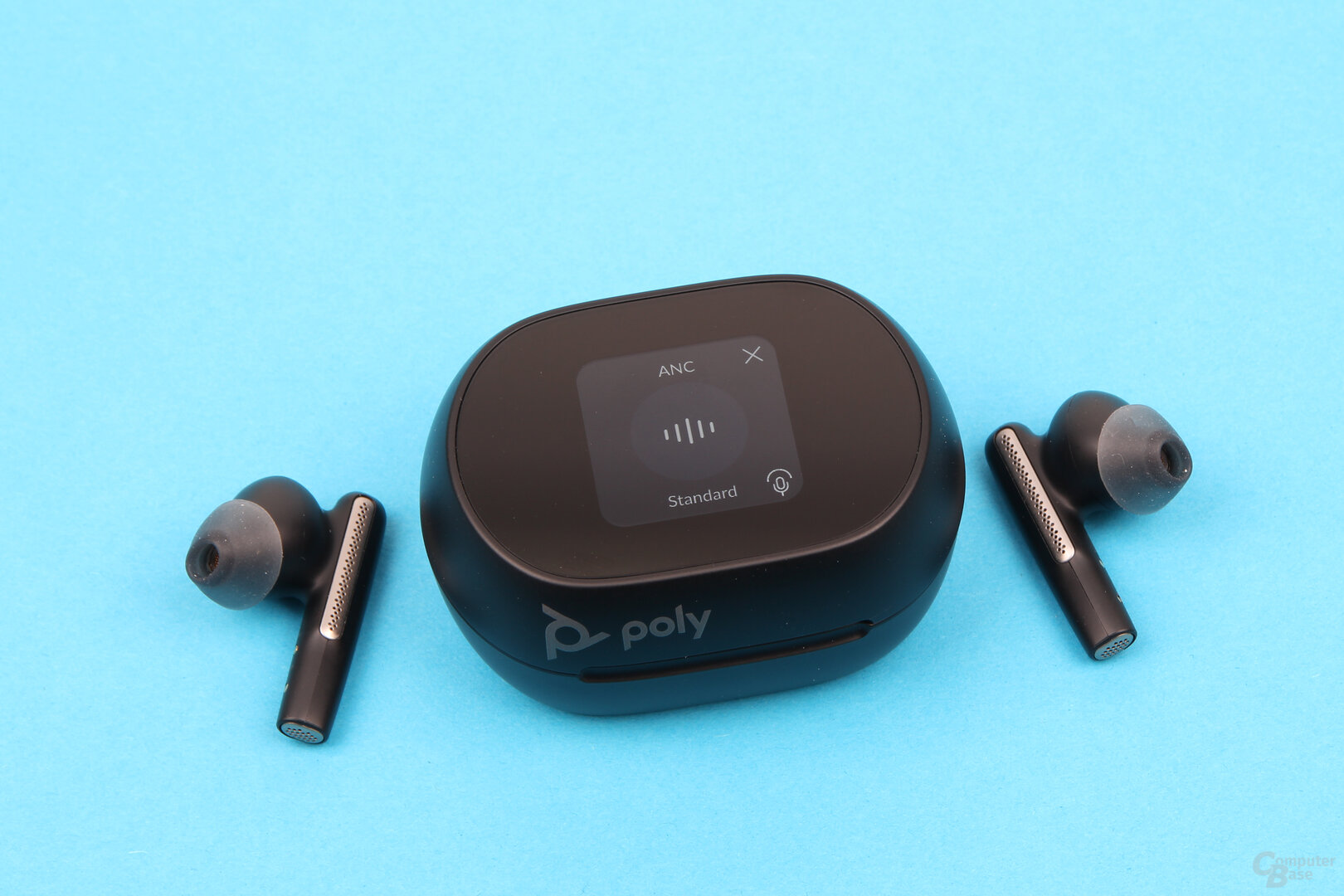 Poly Voyager Free 60+ UC mit OLED-Display und Dongle im Test - ComputerBase