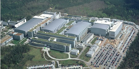 Das Fraunhofer CNT wird in den beiden rechten (hinteren) Gebäuden integriert sein (also im Reinraum und im Bürogebäude)