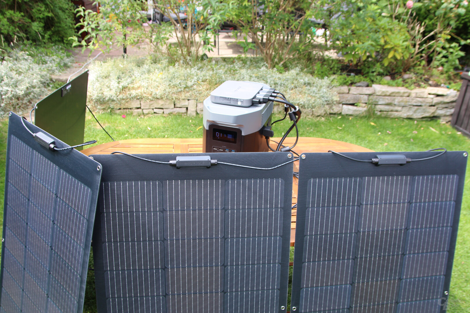 EcoFlow Delta 2 Max mit PowerStream-Wechselrichter und flexiblen Solarmodulen