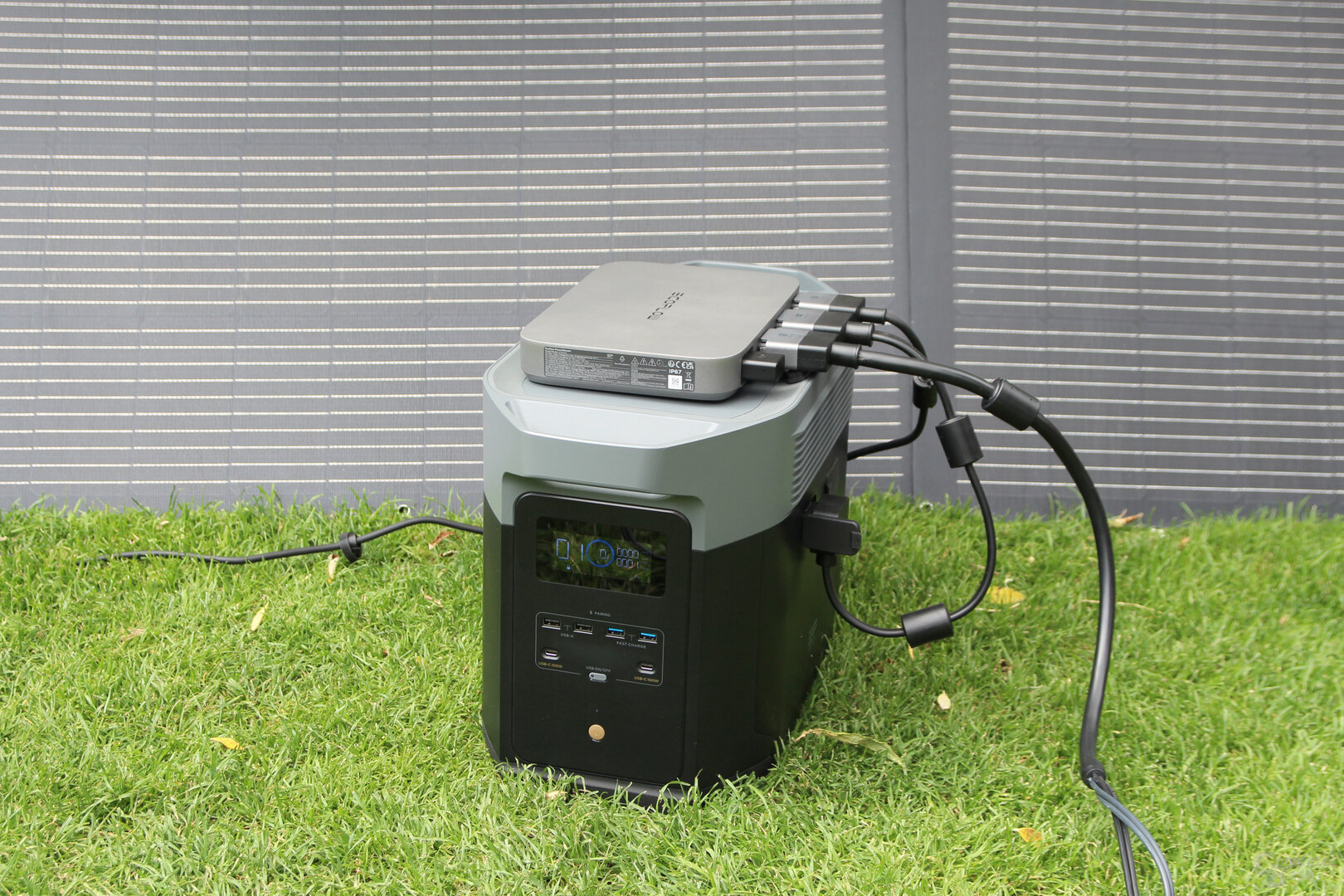 EcoFlow Delta 2 Max mit PowerStream-Wechselrichter und flexiblen Solarmodulen