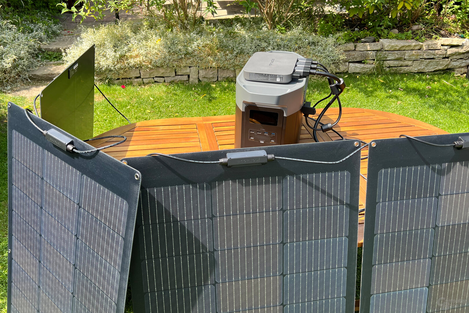 EcoFlow Delta 2 Max mit PowerStream-Wechselrichter und flexiblen Solarmodulen