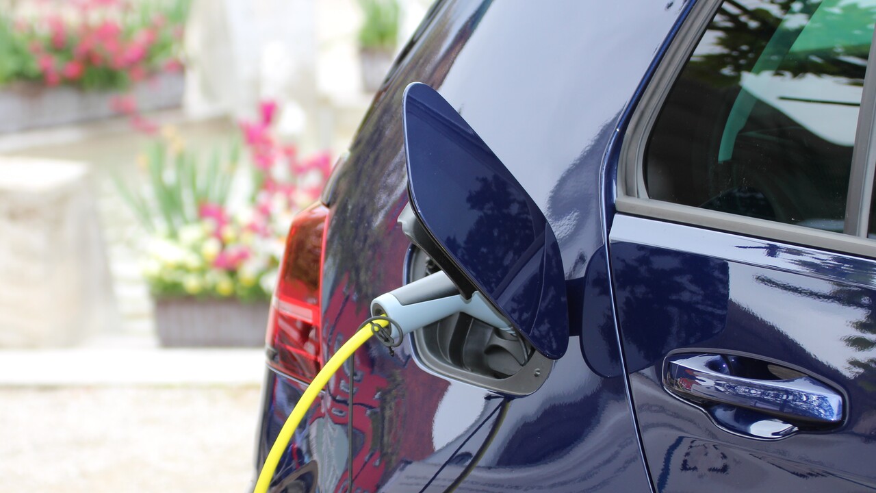 Dynamische Strompreise: tado°-App lädt Elektroautos zuhause zu günstigen Zeiten
