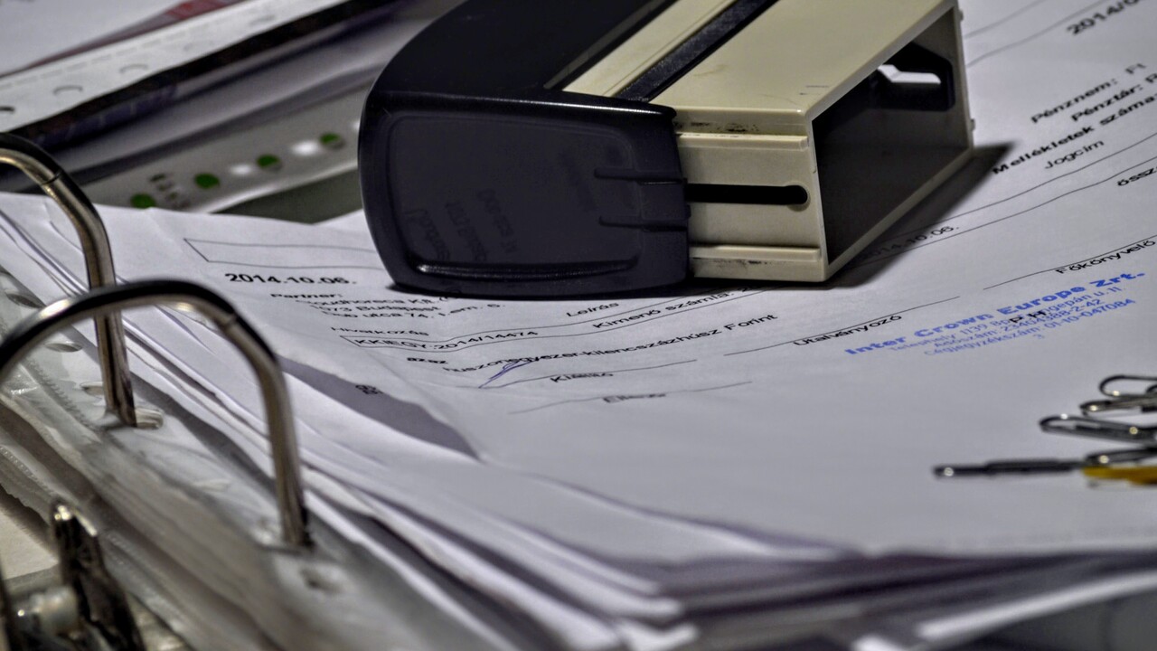 Verwaltungs­digitalisierung: Unternehmen benötigen immer noch Fax und Papier