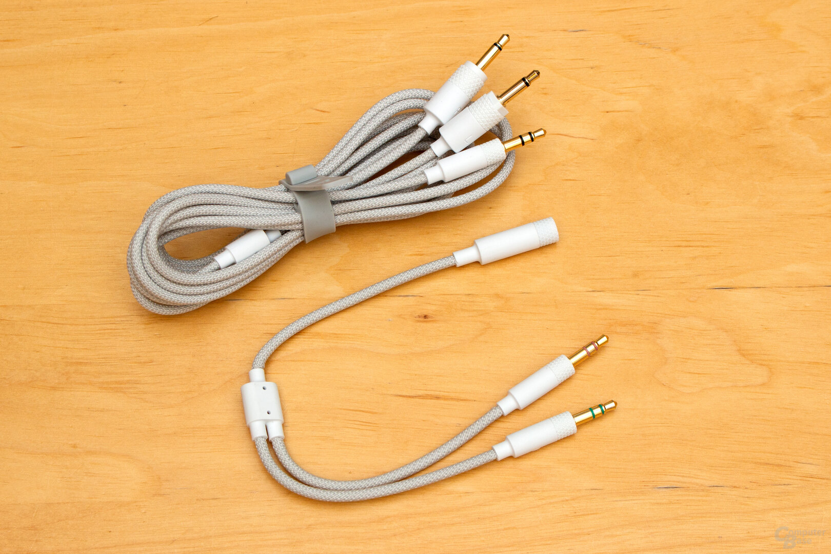 Dem Lieferumfang liegen einige Kabel und Adapter bei