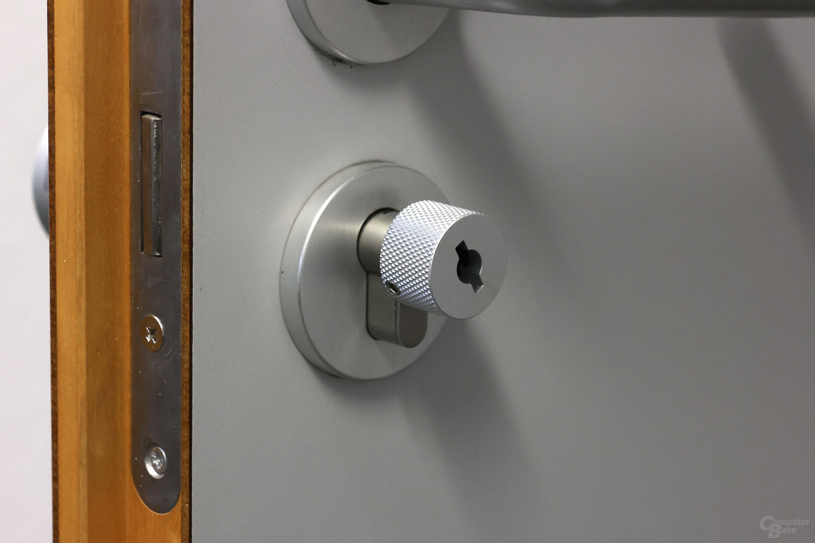 Netatmo Smart Lock mit kleinem Knauf an der Außenseite