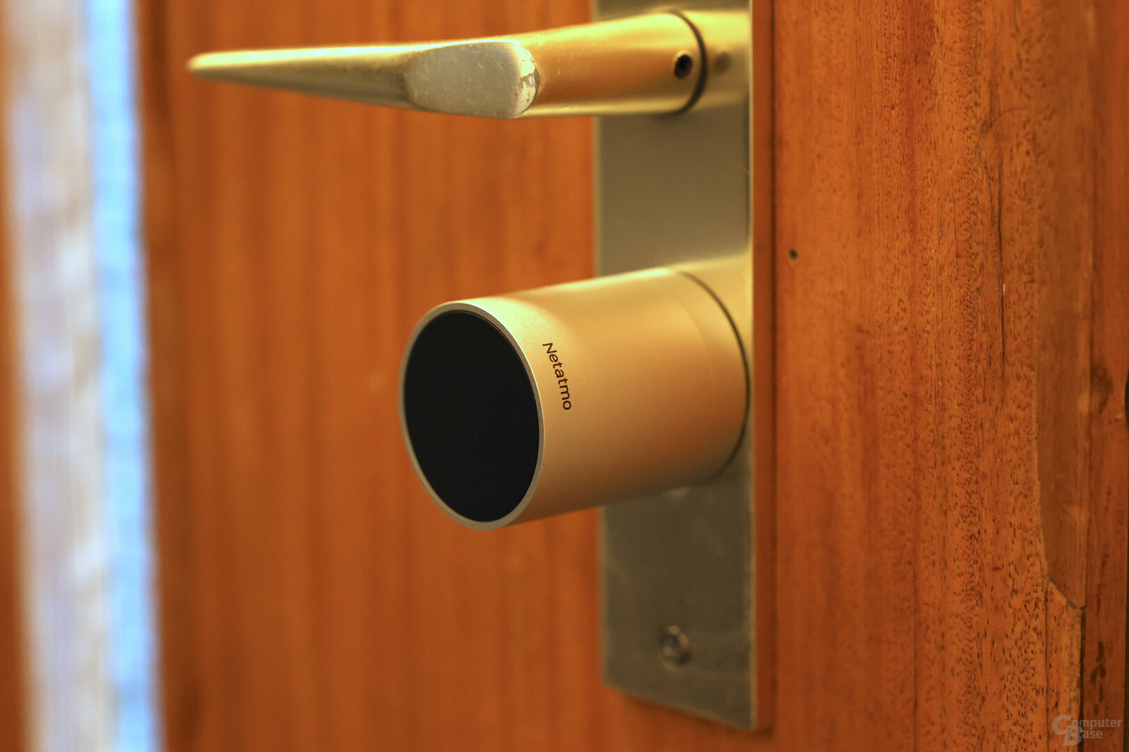 Netatmo Smart Lock an der alten Holztür mit dicken Beschlägen