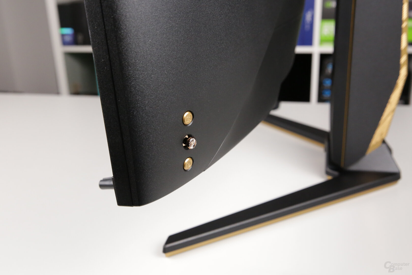 MSI MEG 342CDE QD-OLED: Goldene Tasten und 5-Wege-Joystick