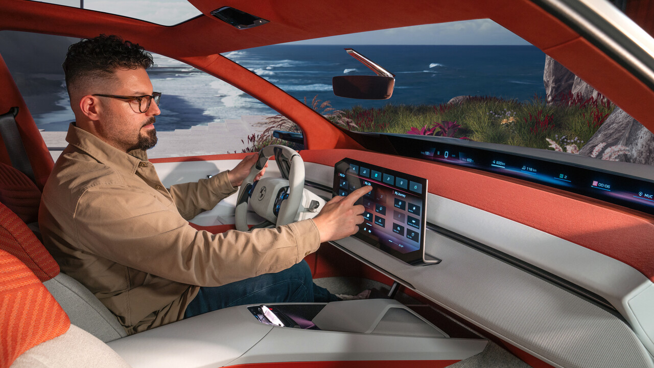 BMW Vision Neue Klasse X: Seriennahes SAV bietet rie­sig­es Panoramic Vision Display