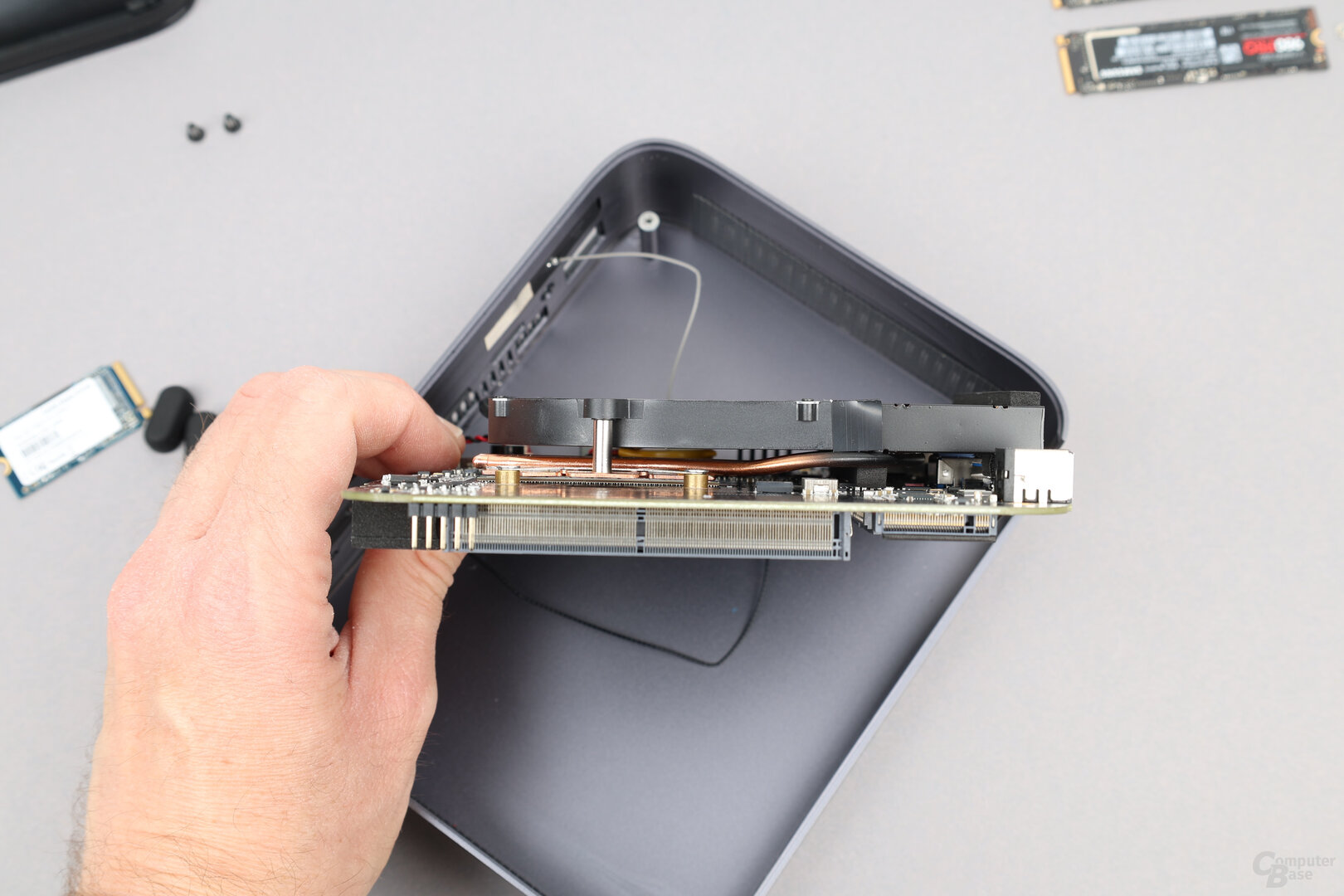 Heatpipes und Kühlkörper des Ugreen DXP480T Plus