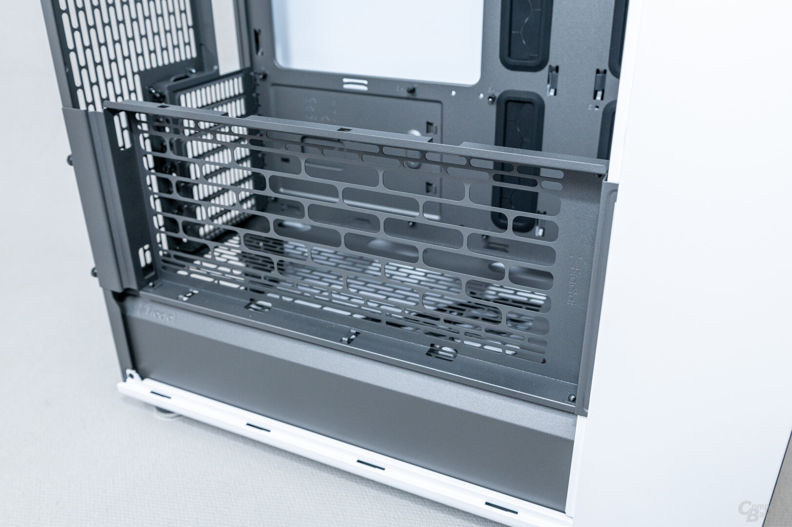 Fractal Design North XL im Test: Seitliches Lüfter-Bracket der Mesh-Variante