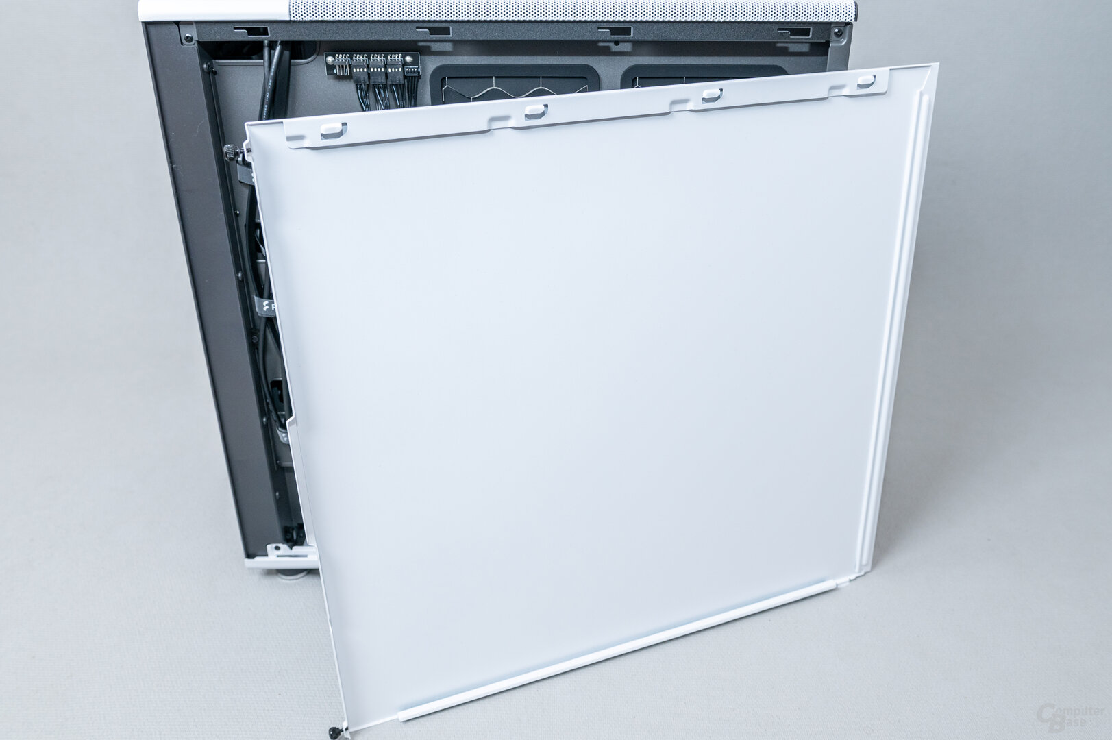 Fractal Design North XL im Test: Zu dünnes Blech am rechten Seitenteil