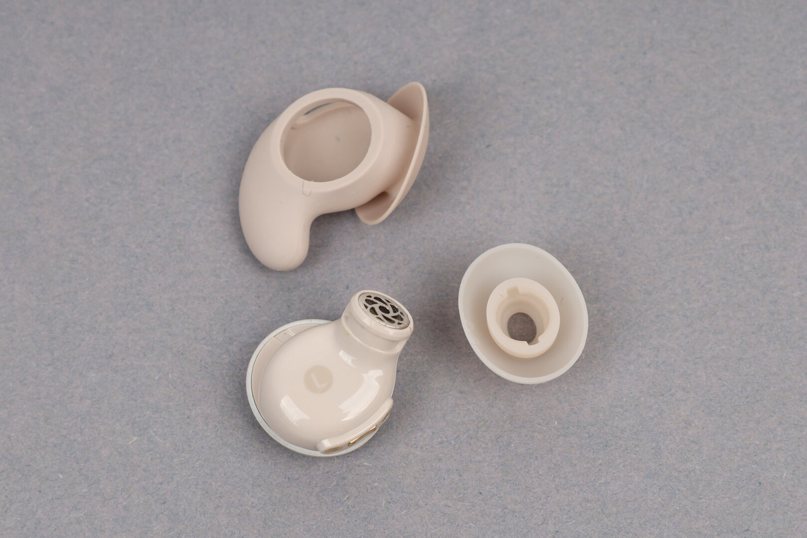 Anker soundcore Sleep A20: Zweigeteilte Passstücke