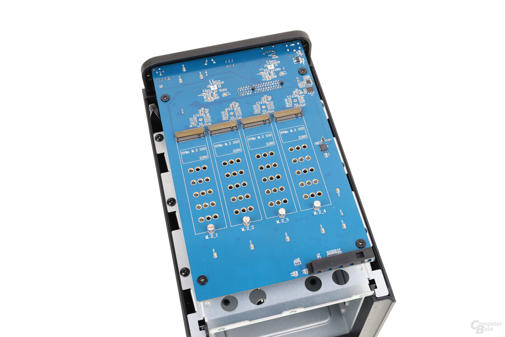 TerraMaster D8 Hybrid: Rändelschrauben halten die vier M.2-SSDs