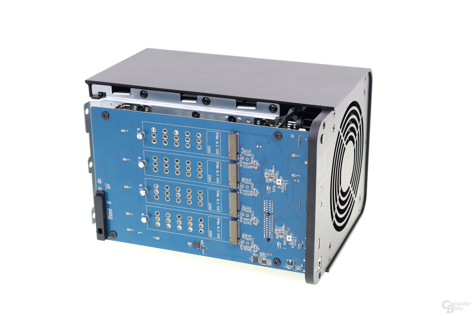 TerraMaster D8 Hybrid: Zum Einbau der M.2-SSDs muss das Seitenteil entfernt werden