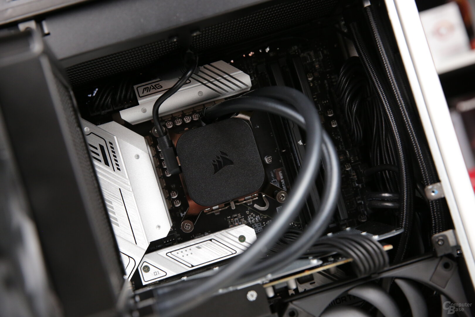 Corsair One i500: Blick auf die mATX-Plattform im Inneren