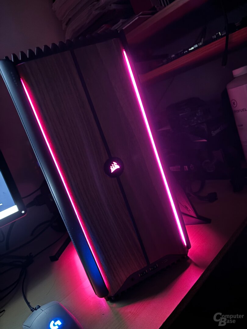 Der Corsair One i500 mit RGB-Zierleisten und Unterbodenbeleuchtung