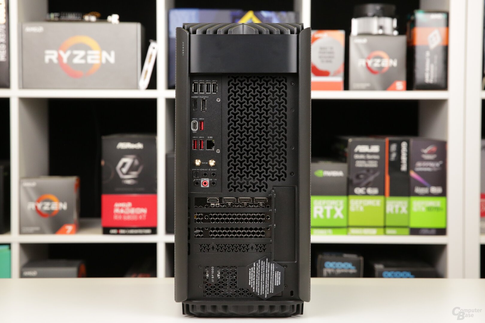 Der Corsair One i500 mit demontierten Stoff-Staubfiltern (magnetisch)