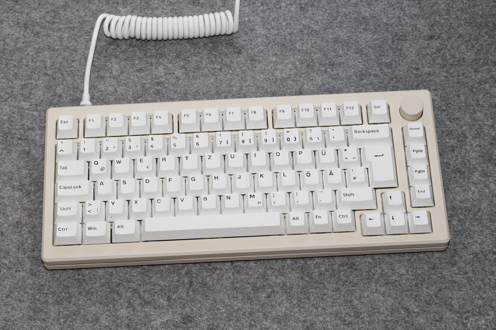 Das knappe 75%-Layout schafft Raum auf dem Schreibtisch