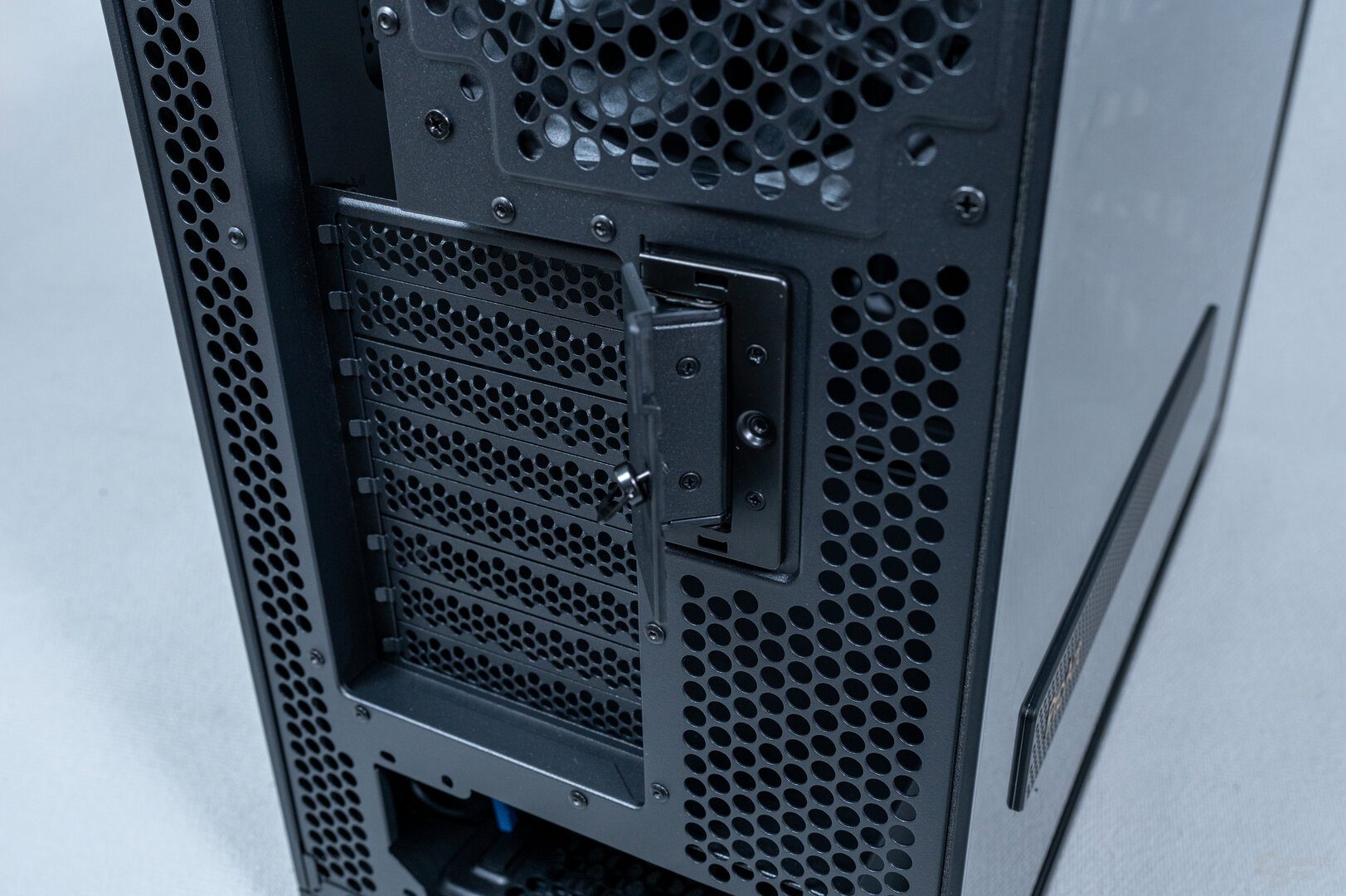 Asus ProArt PA602 im Test: Werkzeuglose Arretierung der oberen Erweitungsslots