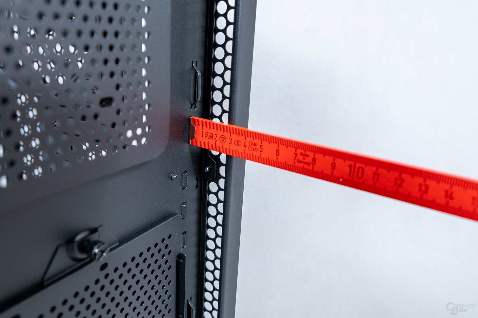 Asus ProArt PA602 im Test: Angenehm viel Platz für Kabel