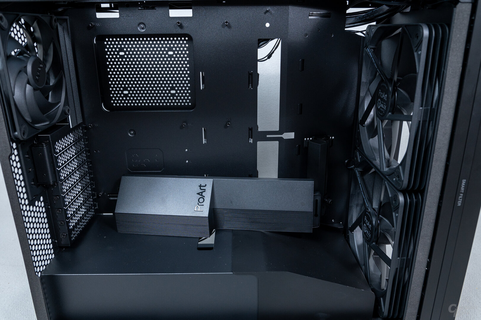 Asus ProArt PA602 im Test: Kabelblende