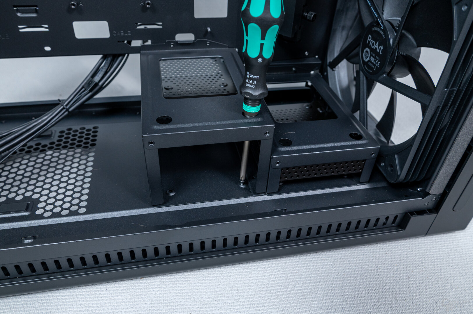 Asus ProArt PA602 im Test: Festplattenkäfige umständlich zu entfernen