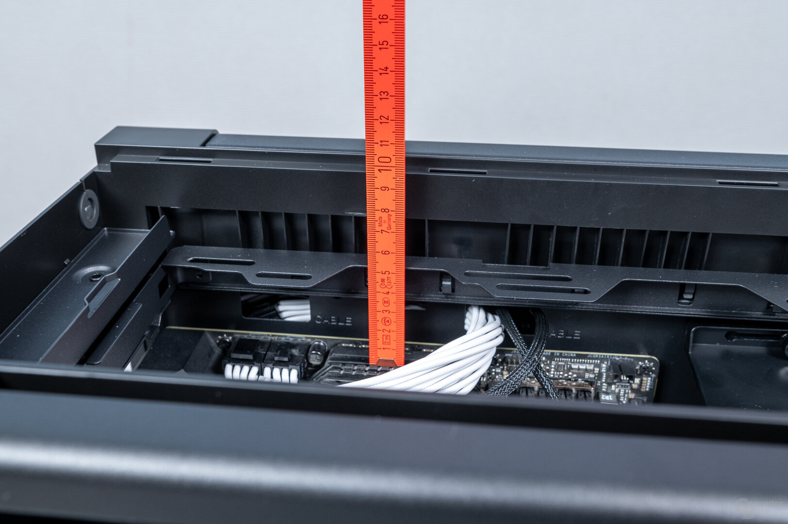 Asus ProArt PA602 im Test: Ausreichend Platz für Radiatoren