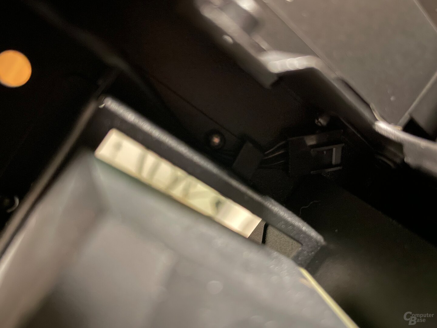 Asus ProArt PA602 im Test: Lüfterkabel ist eingeklemmt