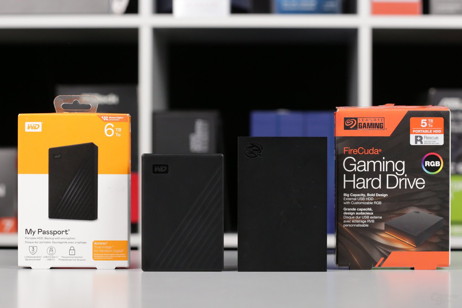 WD My Passport 6 TB HDD (links) vs. Seagate Gaming Hard Drive (rechts)