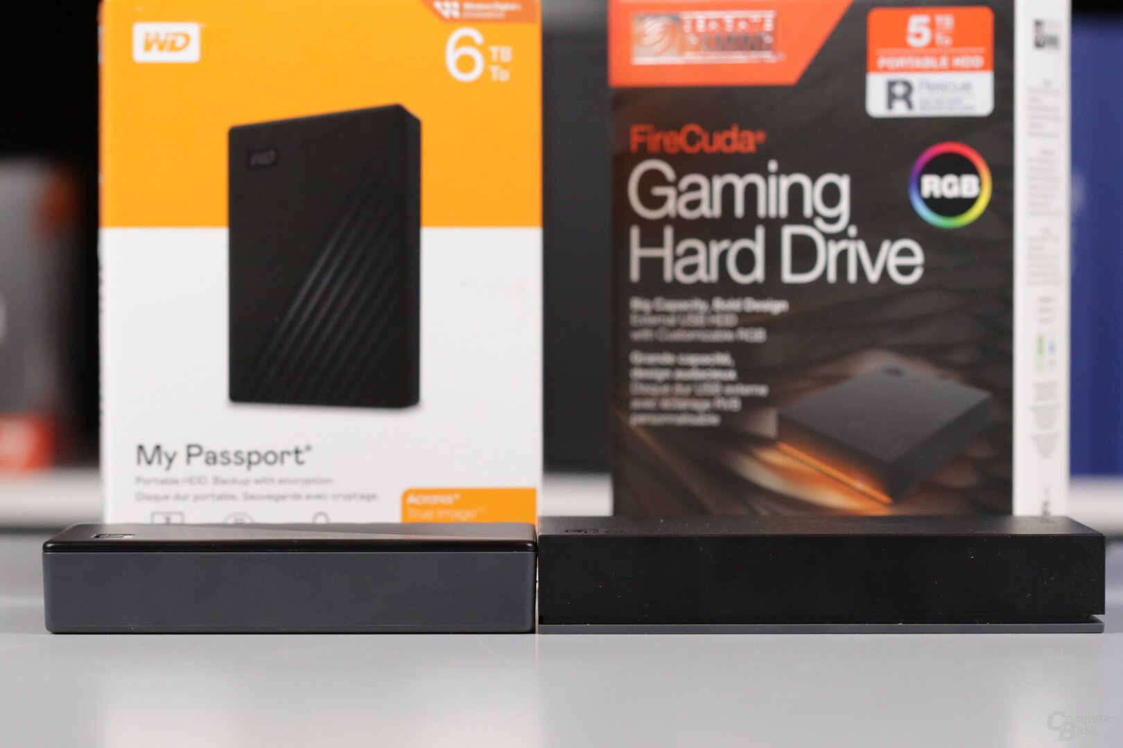WD My Passport 6 TB HDD (links) vs. Seagate Gaming Hard Drive (rechts)