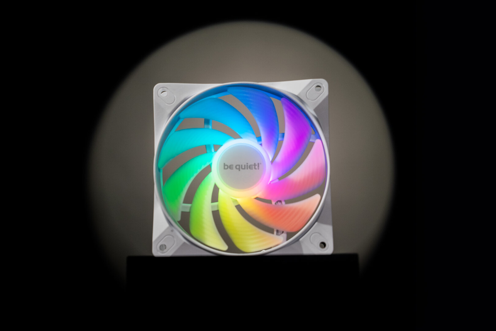 Die neuen be quiet Light Wings LX leuchten von der Nabe aus