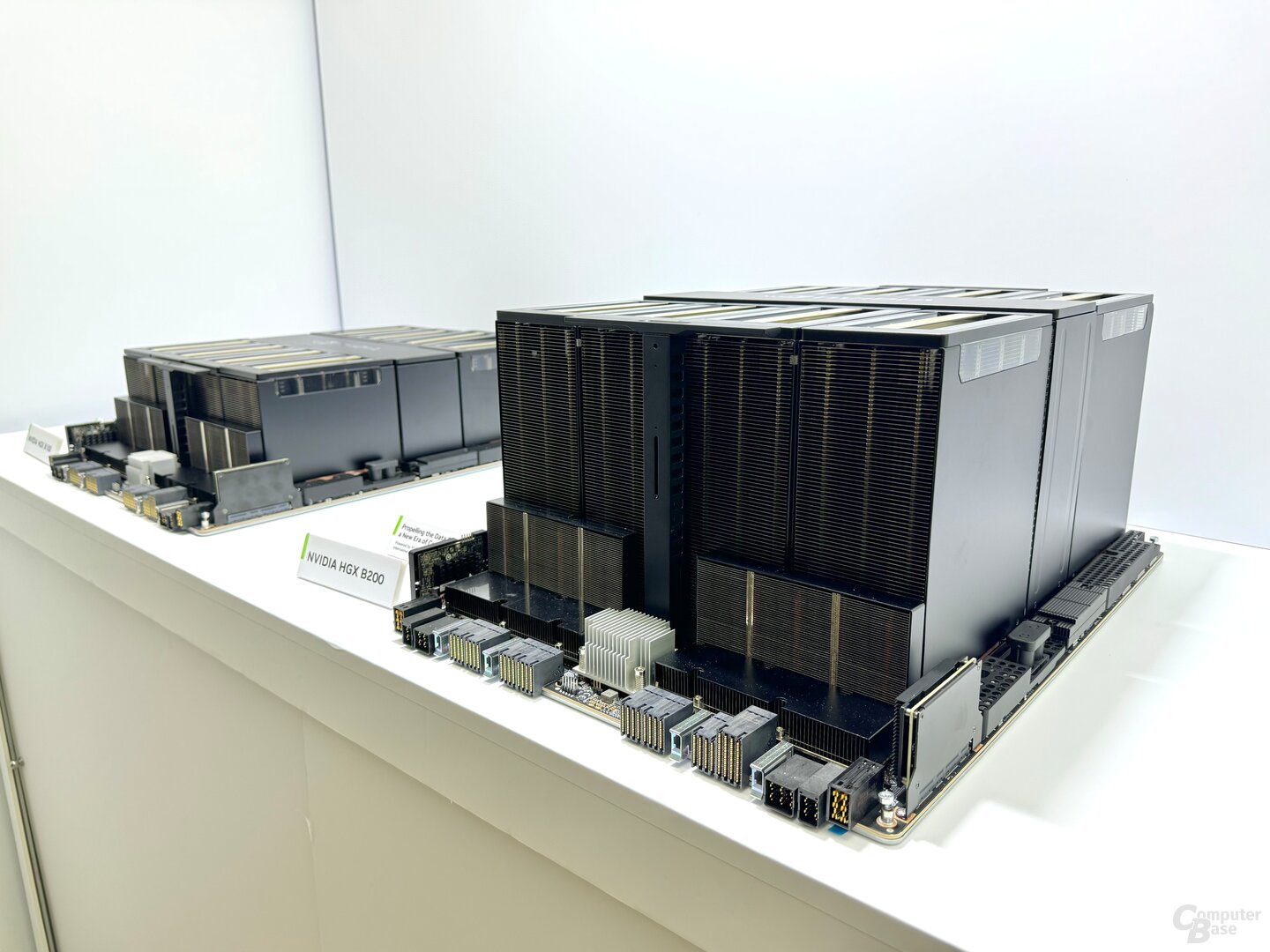 Größenvergleich HGX B100 (l.) vs HGX B200 (r.)