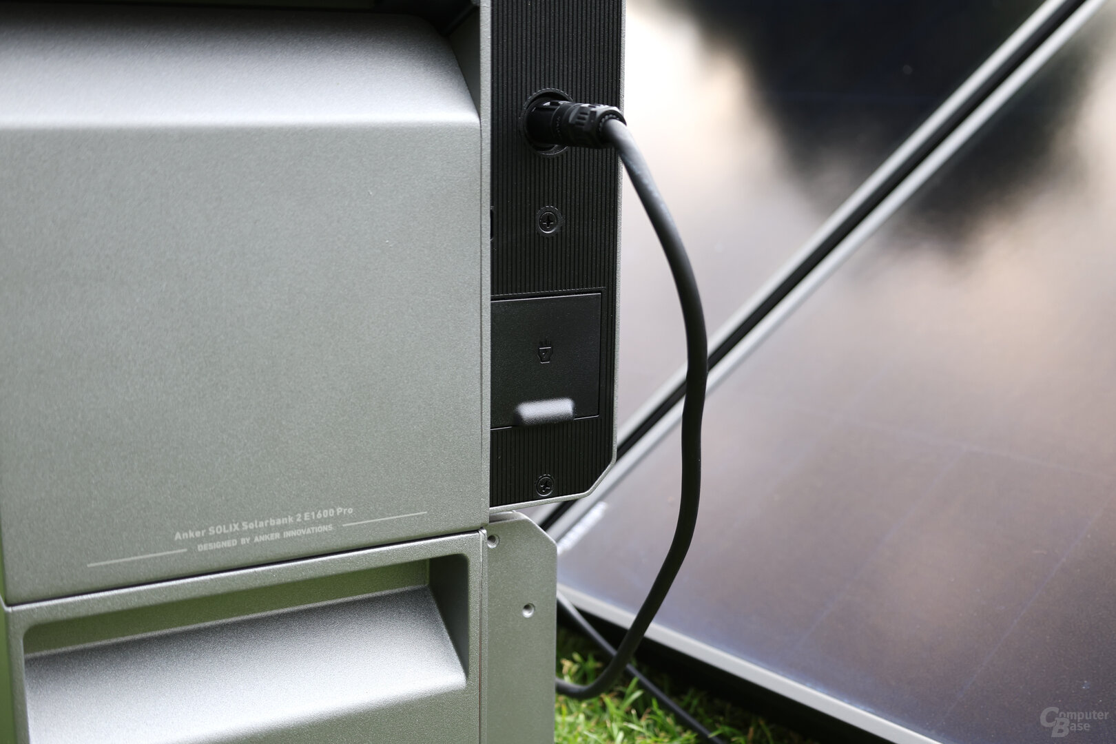 AC-Ausgang mit Schuko-Stecker der Anker Solix Solarbank 2 Pro