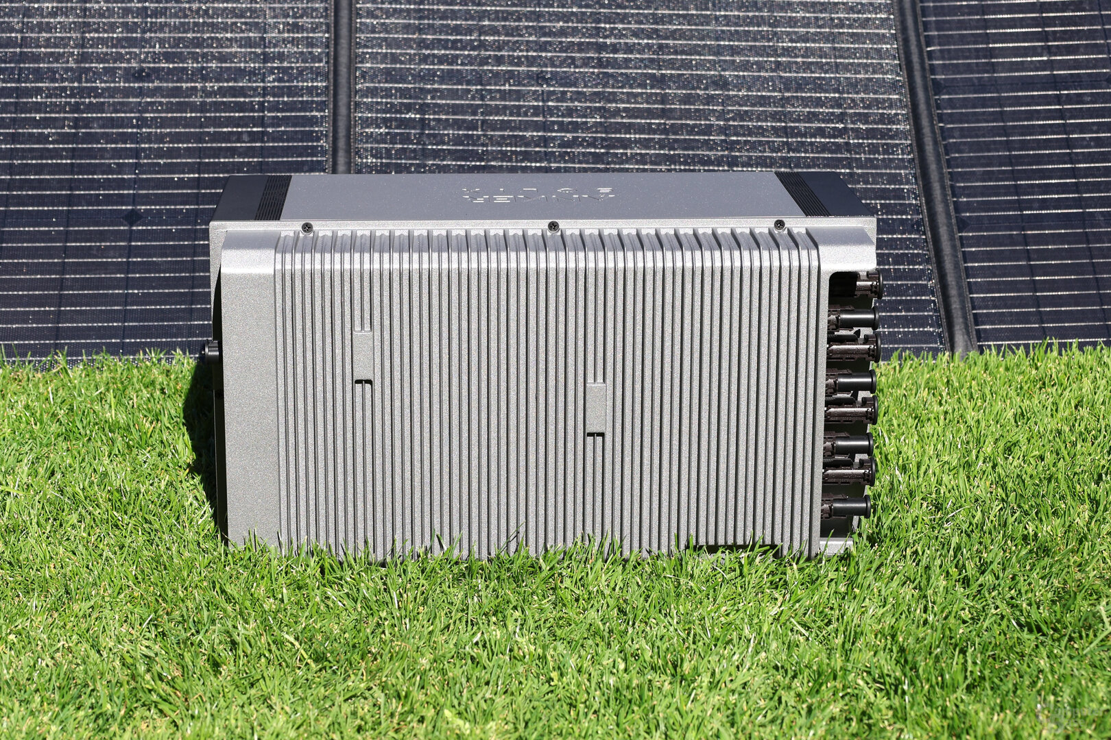 Rückseite der Anker Solix Solarbank 2 Pro