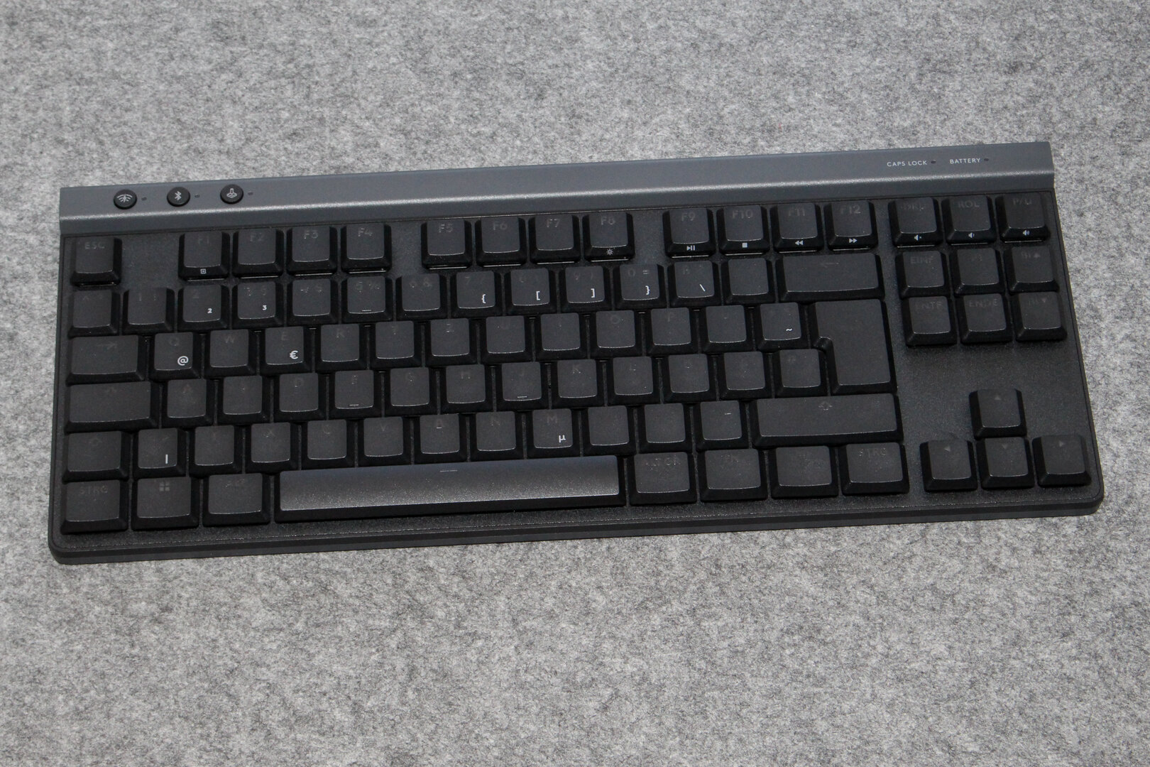 Die G515 nutzt ein Tenkeyless-Layout mit drei Zusatztasten