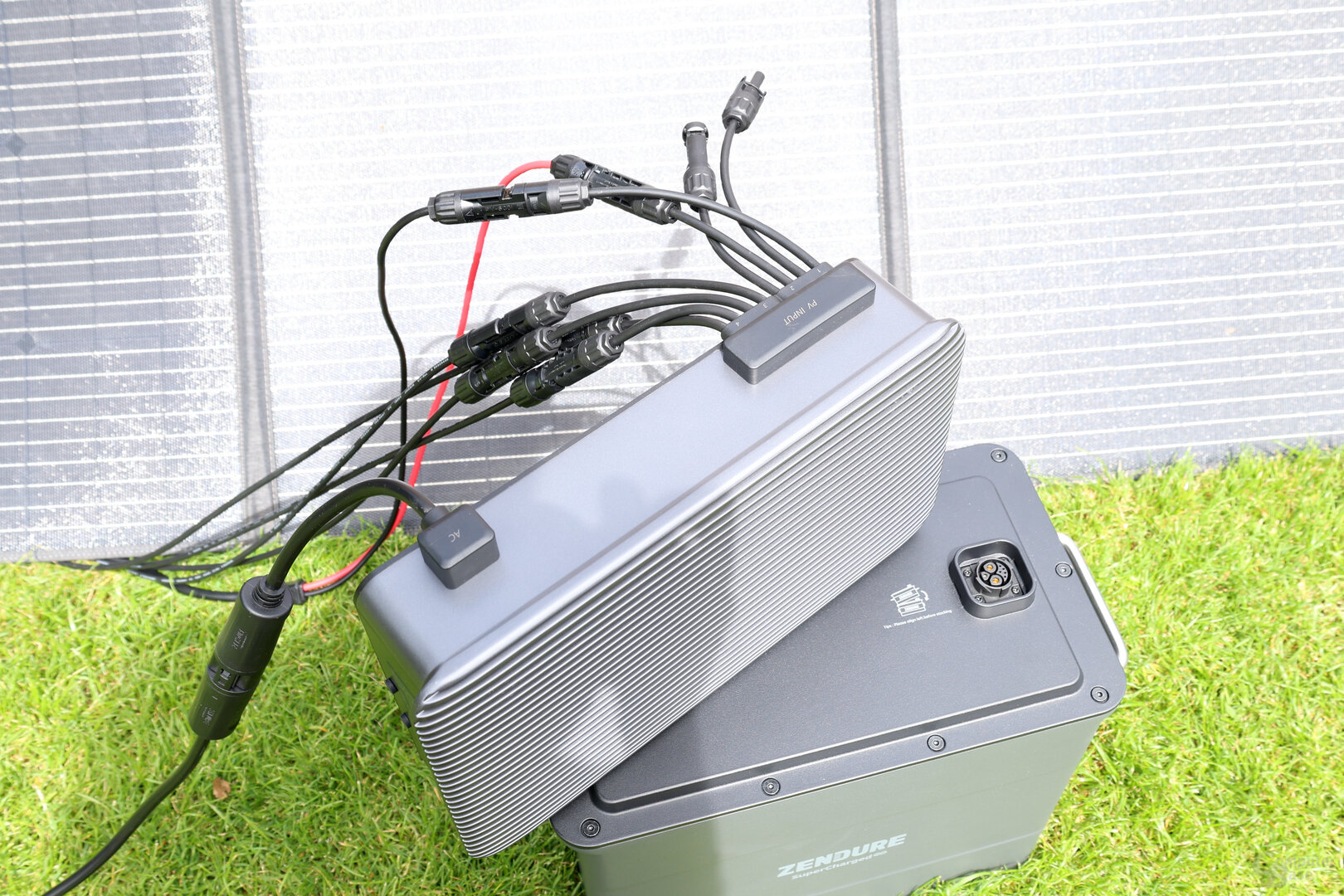 Zendure Hyper 2000: 4 MC3-Paare und ein AC-Anschluss