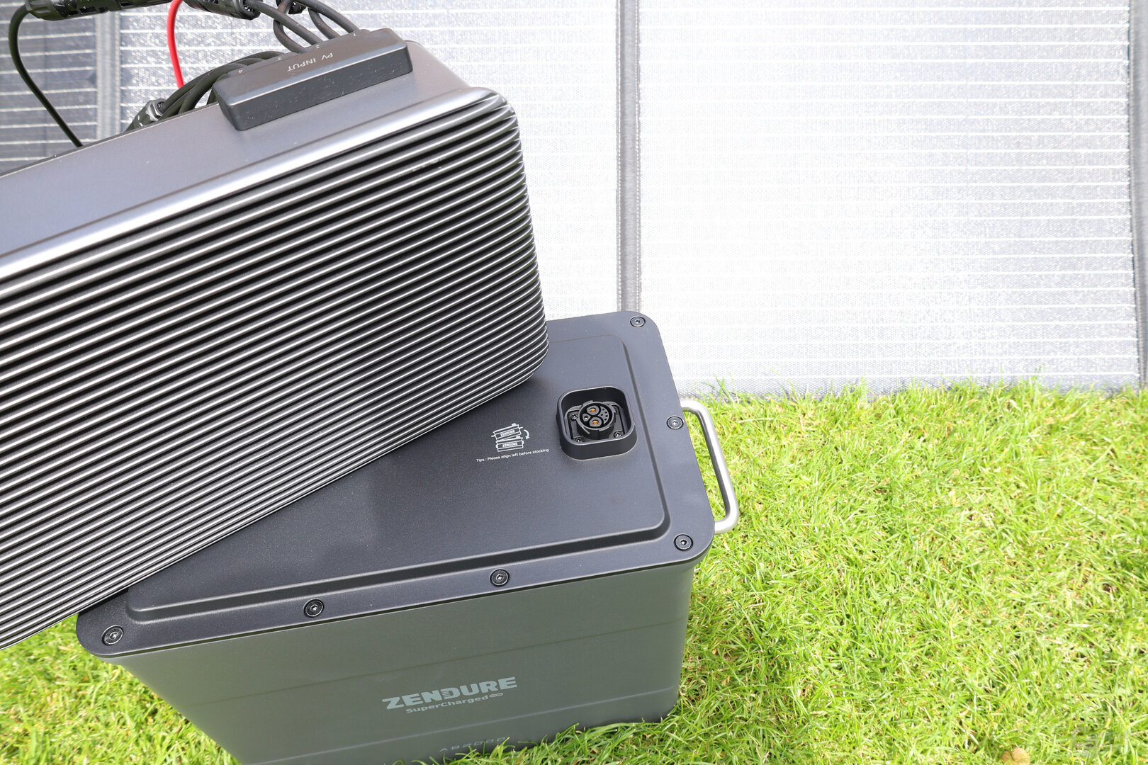 Zendure Hyper 2000: Stromanschluss der AB2000 Zusatzbatterie
