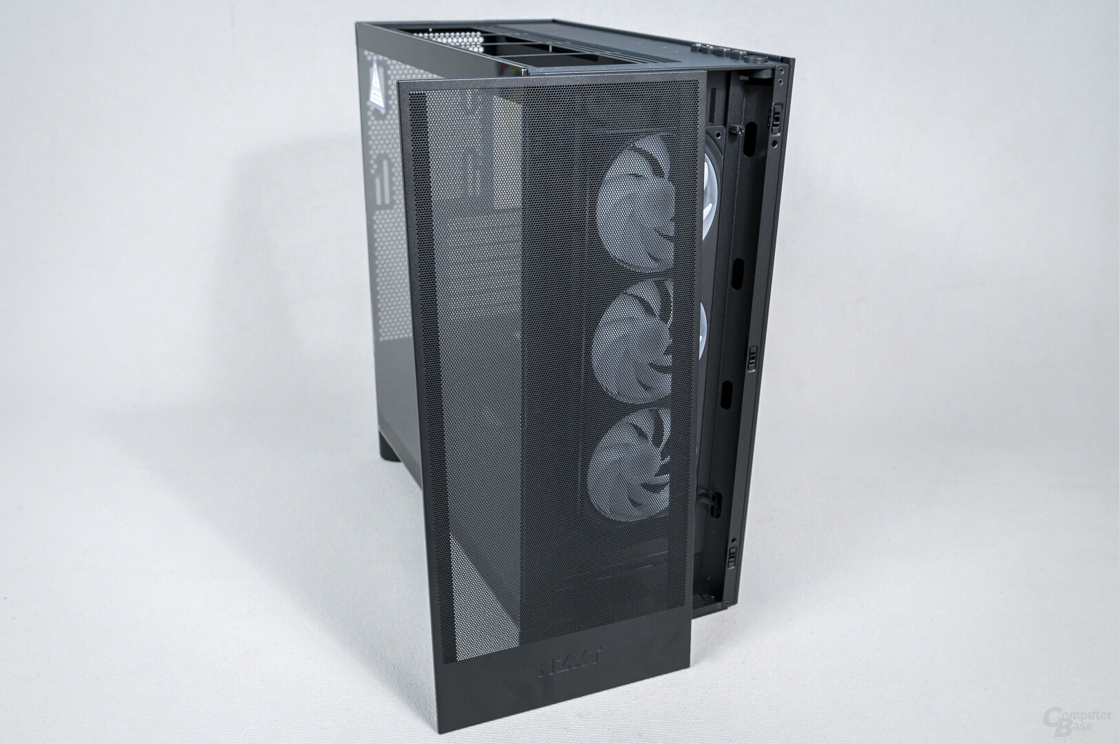 NZXT H7 Flow RGB im Test: Alle Seitenteile sind aus einem Stück