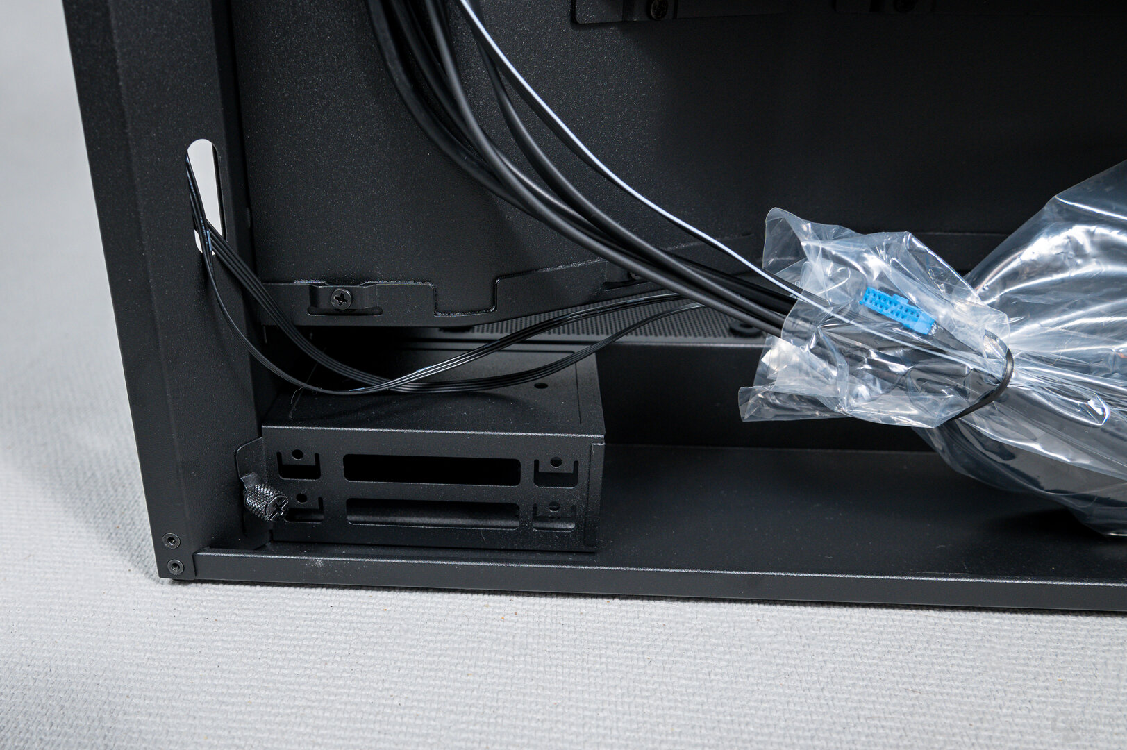 NZXT H7 Flow RGB im Test: SSD-Käfig in der Front