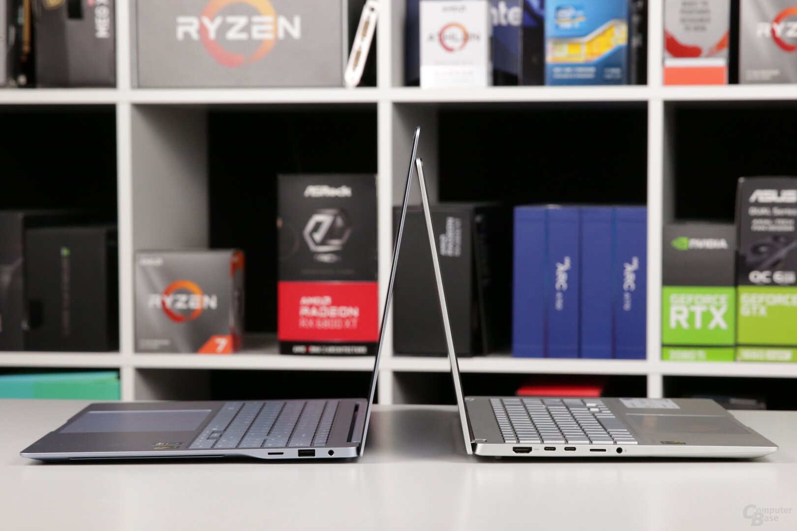 Samsung Galaxy Book4 Edge neben Asus Vivobook S 15