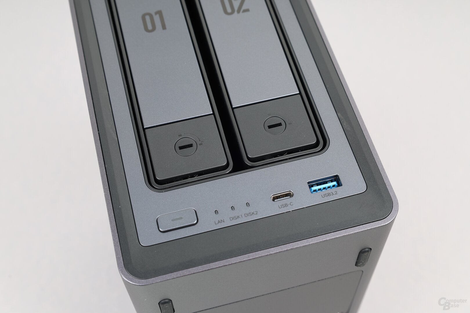 Ugreen DXP2800: Anschlüsse, Power-Taste und LEDs an der Vorderseite